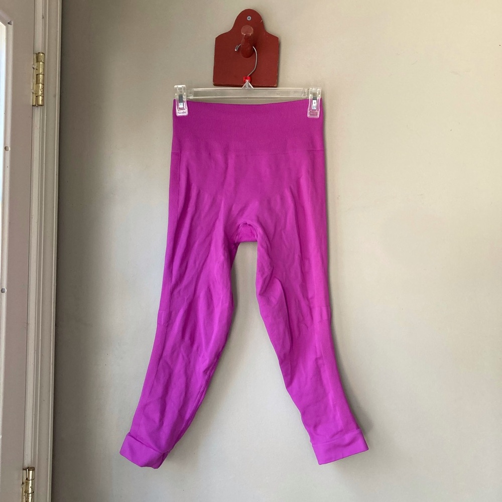 Lululemon Zoned In 3/4 Tight Raspberry 8 - Picture 2 of 7